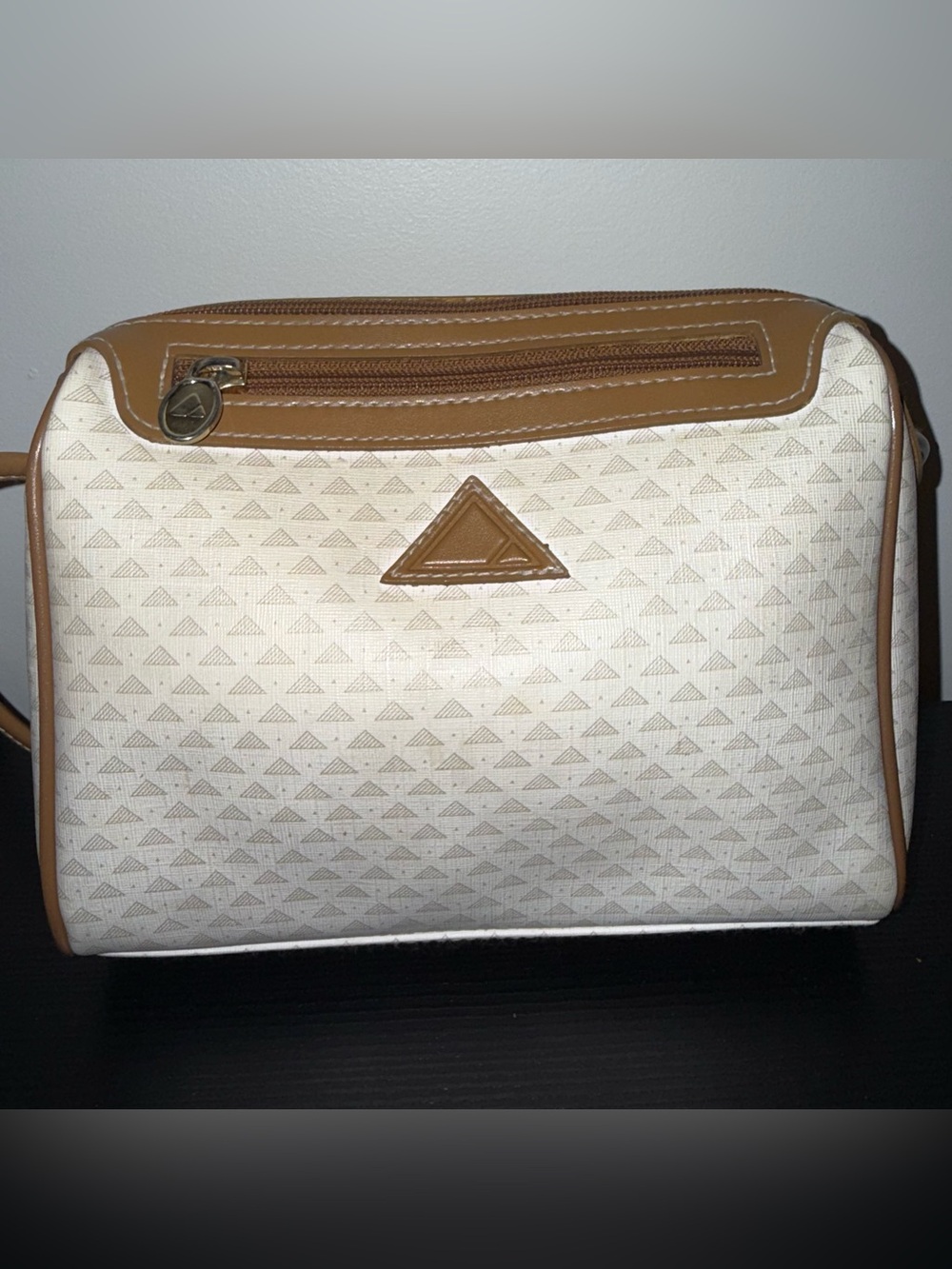 Liz Claiborne Cream and Tan VTG 80’s bag
